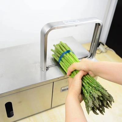 Fácil de operar Máquina de ligação automática de banda de indução para ligação de alimentos e vegetais